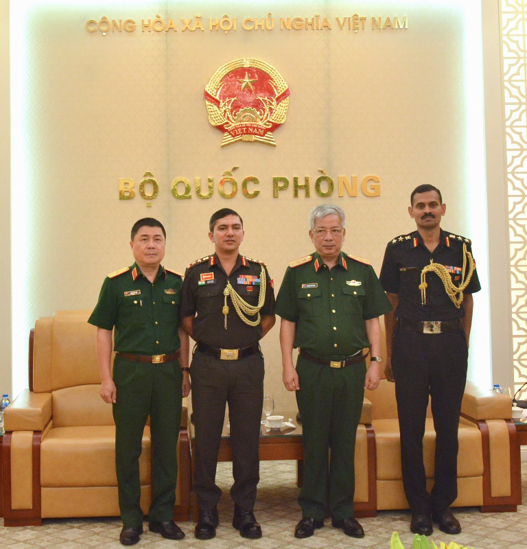 Thượng tướng Nguyễn Chí Vịnh tiếp các Tùy viên Quốc phòng Ấn Độ và Israel